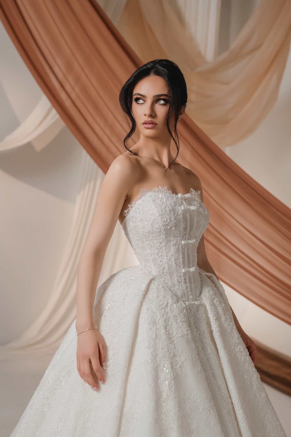 Koleksion fustanesh nusërie luksoze në boutique-n Sara Event Tiranë Shqipëri